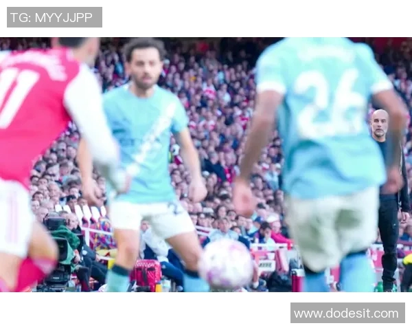 头戴头盔的足球明星们在赛场上的精彩瞬间与传奇故事