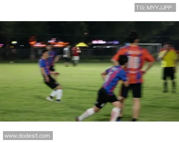 足球明星们的绝妙射门瞬间展现技艺与激情的完美结合 足球明星们的绝妙射门瞬间展现技艺与激情的完美结合