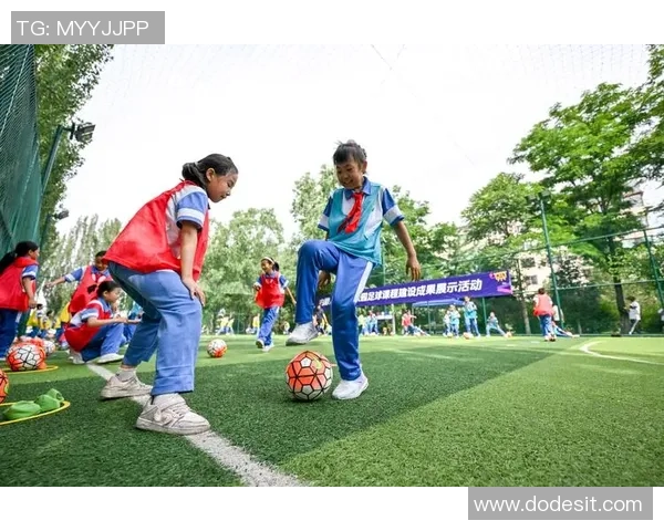 李丽的足球人生:从青涩少女到职业球员的成长之路 李丽的足球人生:从青涩少女到职业球员的成长之路